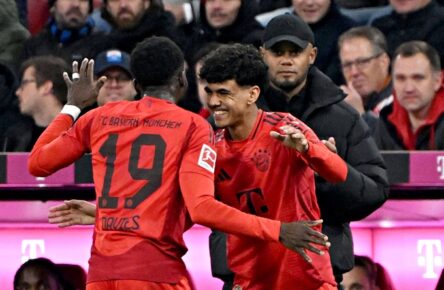 Top-Youngster Adam Aznou klatscht mit Alphonso Davies ab.
