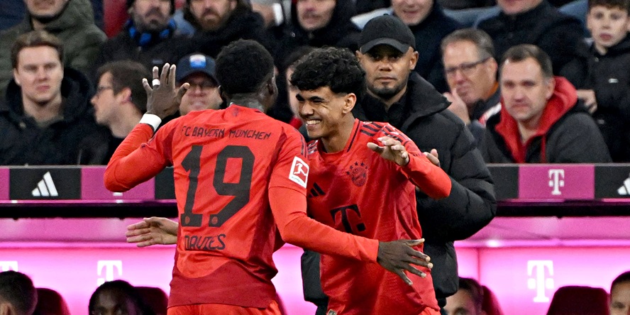 Top-Youngster Adam Aznou klatscht mit Alphonso Davies ab.