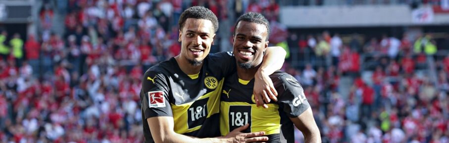 Carney Chukwuemeka (rechts) mit BVB-Kollege Felix Nmecha