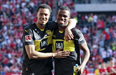 Carney Chukwuemeka (rechts) mit BVB-Kollege Felix Nmecha