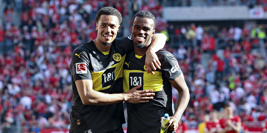 Carney Chukwuemeka (rechts) mit BVB-Kollege Felix Nmecha