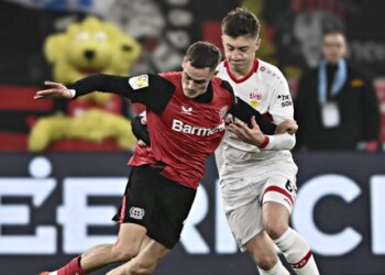 Im Fokus der Transfergerüchte: Florian Wirtz (Bayer 04 Leverkusen) und Angelo Stiller (VfB Stuttgart) im Duell