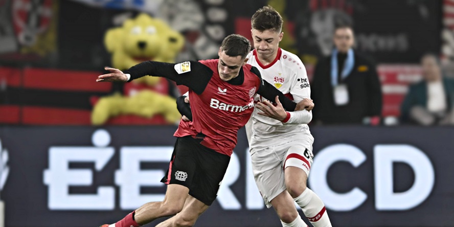 Im Fokus der Transfergerüchte: Florian Wirtz (Bayer 04 Leverkusen) und Angelo Stiller (VfB Stuttgart) im Duell