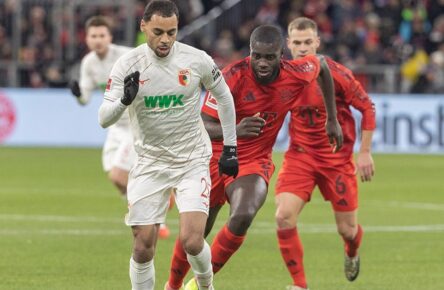 Claude Maurice vom FC Augsburg und Dayot Upamecano von Bayern München