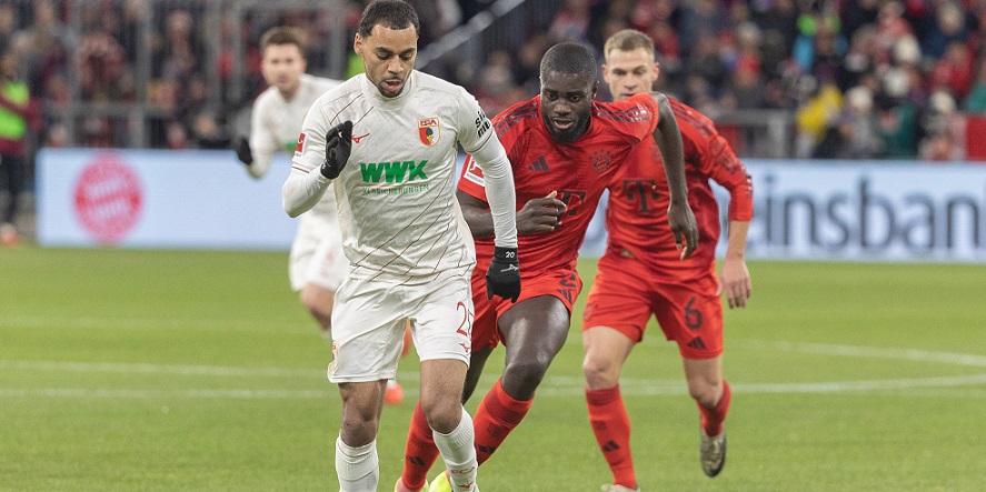 Claude Maurice vom FC Augsburg und Dayot Upamecano von Bayern München
