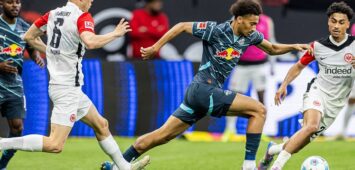 Leipzigs Tidiam Gomis gegen Frankfurts Oscar Hoejlund und Nathaniel Brown. Fussball 1. Bundesliga, 31. Spieltag: Eintracht Frankfurt - RB Leipzig. 26. April 2025: Frankfurt, Deutsche-Bank-Park. Eintracht Frankfurt - RB Leipzig 4:0 *** Leipzigs Tidiam Gomis against Frankfurts Oscar Hoejlund and Nathaniel Brown Soccer 1 Bundesliga, Matchday 31 Eintracht Frankfurt RB Leipzig 26 April 2025 Frankfurt, Deutsche Bank Park Eintracht Frankfurt RB Leipzig 4 0