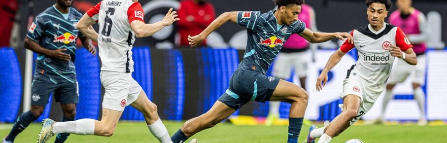 Leipzigs Tidiam Gomis gegen Frankfurts Oscar Hoejlund und Nathaniel Brown. Fussball 1. Bundesliga, 31. Spieltag: Eintracht Frankfurt - RB Leipzig. 26. April 2025: Frankfurt, Deutsche-Bank-Park. Eintracht Frankfurt - RB Leipzig 4:0 *** Leipzigs Tidiam Gomis against Frankfurts Oscar Hoejlund and Nathaniel Brown Soccer 1 Bundesliga, Matchday 31 Eintracht Frankfurt RB Leipzig 26 April 2025 Frankfurt, Deutsche Bank Park Eintracht Frankfurt RB Leipzig 4 0