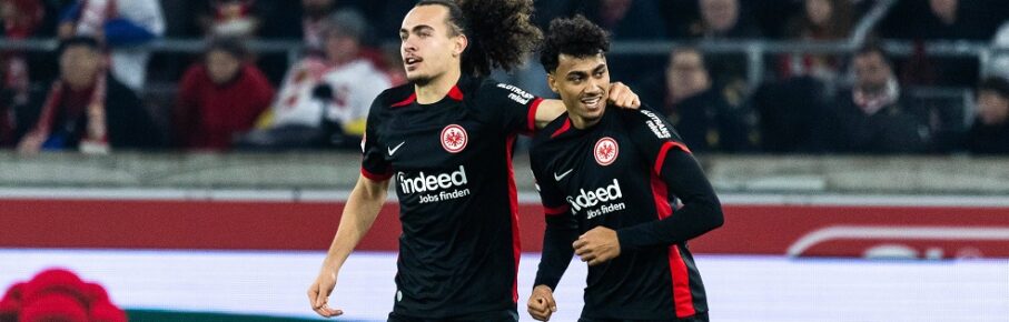 Nathaniel BROWN Eintracht Frankfurt, 21 erzielt das Tor zum 0:2, jubelt/freut sich mit Arthur THEATE Eintracht Frankfurt, 03, Emotion, Freude, Begeisterung GER, VfB Stuttgart VFB vs. Eintracht Frankfurt SGE, Fussball, Maenner, Herren, 1. Bundesliga, 10. Spieltag, Saison 2024/2025, 10.11.2024 DFL/DFB REGULATIONS PROHIBIT ANY USE OF PHOTOGRAPHS AS IMAGE SEQUENCES AND/OR QUASI-VIDEO GER, VfB Stuttgart VFB vs. Eintracht Frankfurt SGE, Fussball, Maenner, Herren, 1. Bundesliga, 10. Spieltag, Saison 2024/2025, 10.11.2024 Stuttgart Copyright: xEibnerxPressefoto/OliverxSchmidtx EP_OST