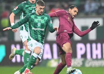 Transfergerüchte: Augsburgs Claude-Maurice soll bei Gladbach auf dem Zettel stehen, Schmid könnte Werder Bremen verlassen