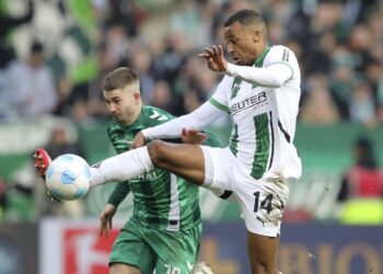 Gladbach-Stürmer Alassane Plea im Duell mit Werder-Star Romano Schmid