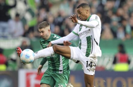 Gladbach-Stürmer Alassane Plea im Duell mit Werder-Star Romano Schmid