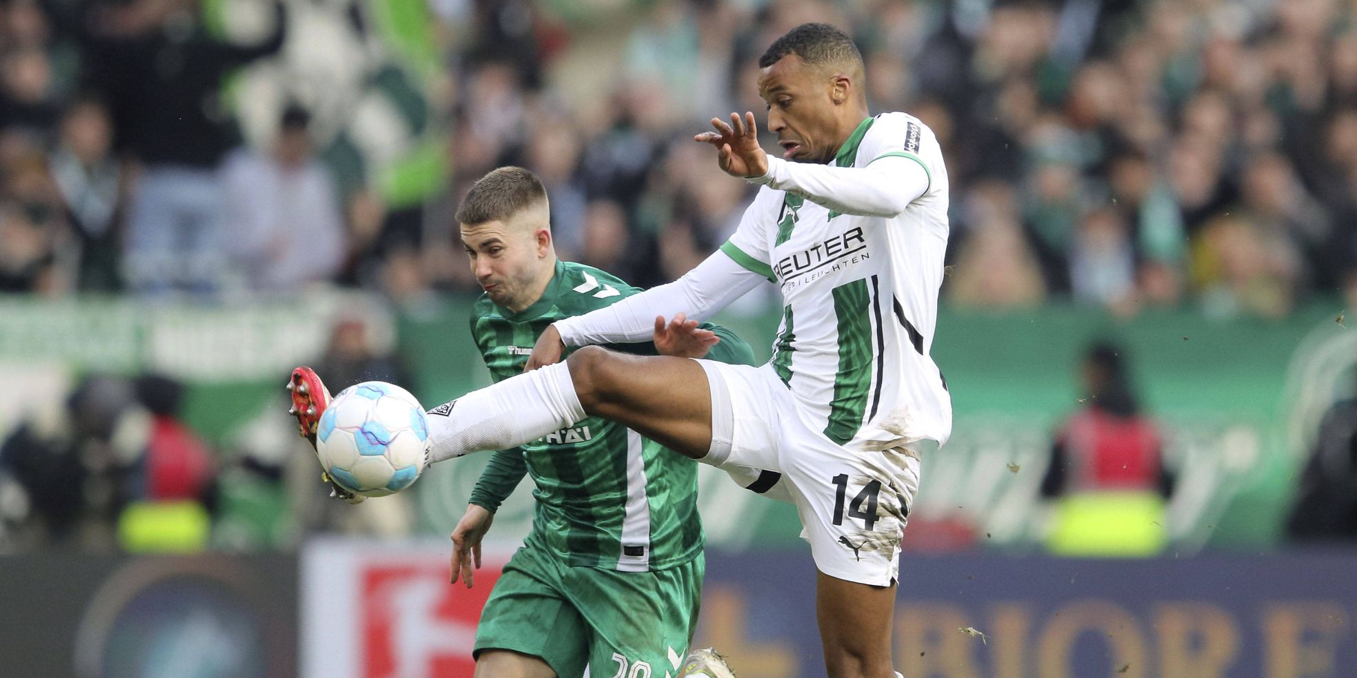 Gladbach-Stürmer Alassane Plea im Duell mit Werder-Star Romano Schmid