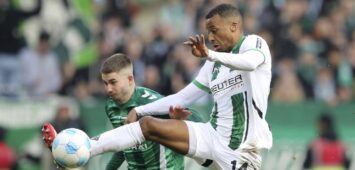 Gladbach-Stürmer Alassane Plea im Duell mit Werder-Star Romano Schmid