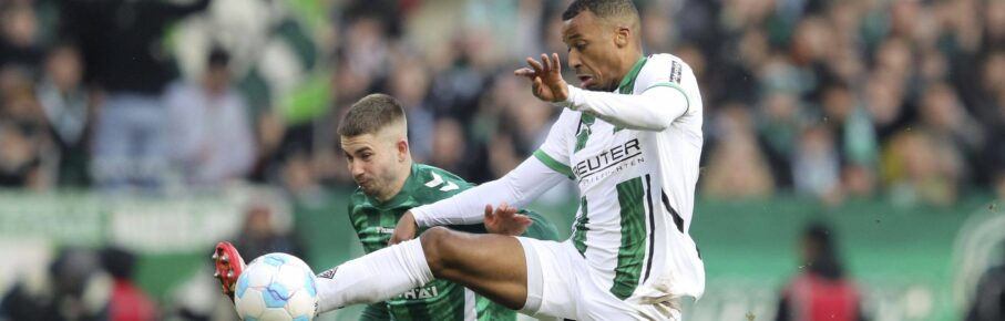 Gladbach-Stürmer Alassane Plea im Duell mit Werder-Star Romano Schmid