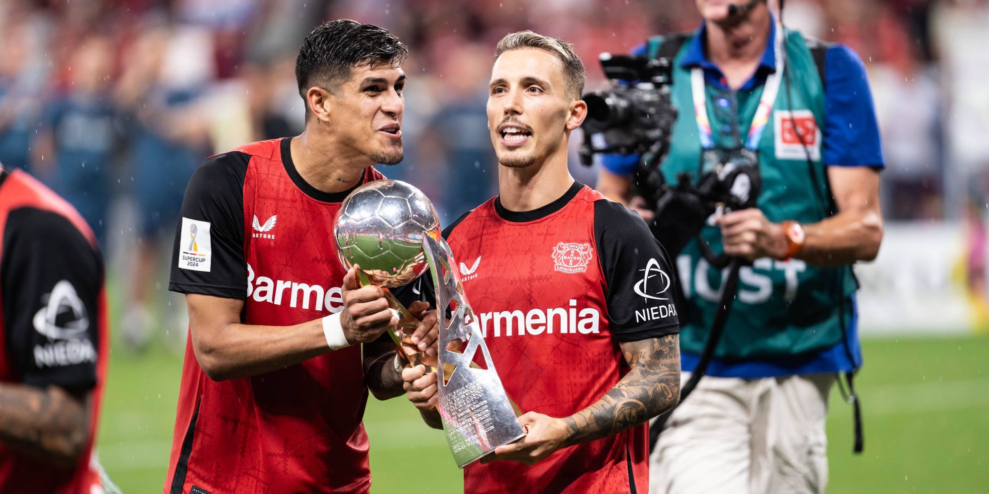 Bayer Leverkusen: Alejandro Grimaldo (r.) und Piero Hincapie