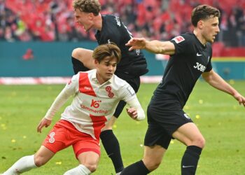Maximilian Eggestein vom SC Freiburg und Kaishu Sano vom 1. FSV Mainz 05