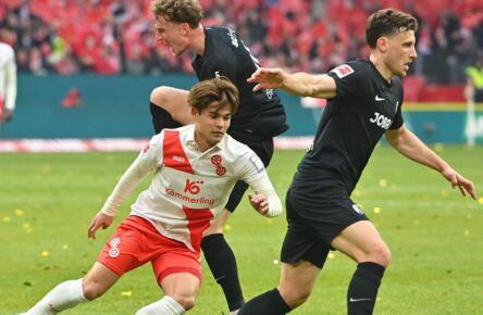 Maximilian Eggestein vom SC Freiburg und Kaishu Sano vom 1. FSV Mainz 05