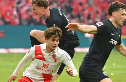 Maximilian Eggestein vom SC Freiburg und Kaishu Sano vom 1. FSV Mainz 05