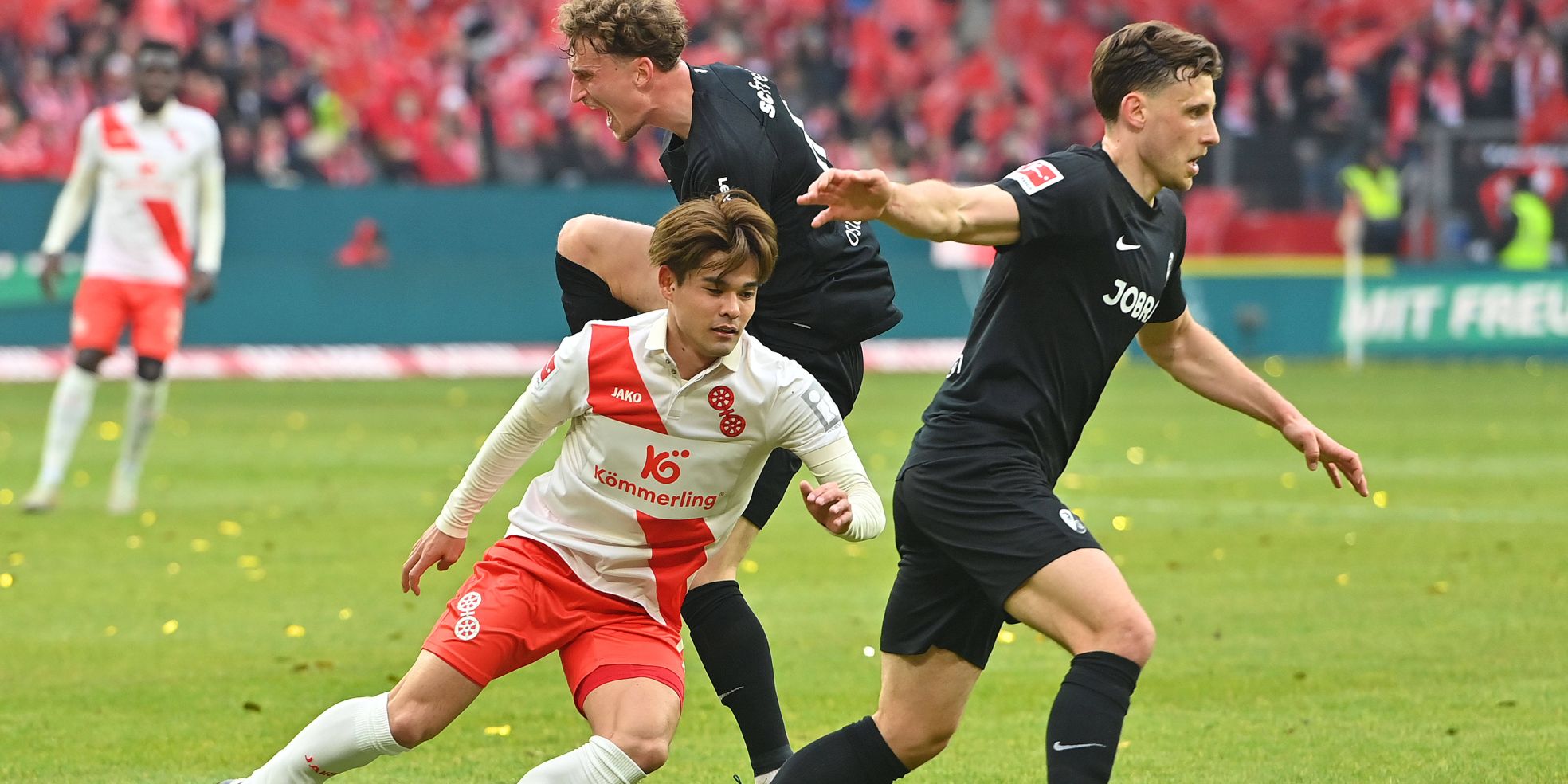 Maximilian Eggestein vom SC Freiburg und Kaishu Sano vom 1. FSV Mainz 05