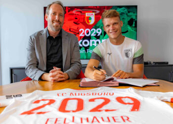 Robin Fellhauer bei seiner Unterschrift beim FC Augsburg.