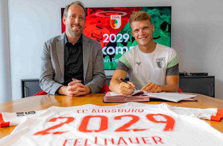 Robin Fellhauer bei seiner Unterschrift beim FC Augsburg.