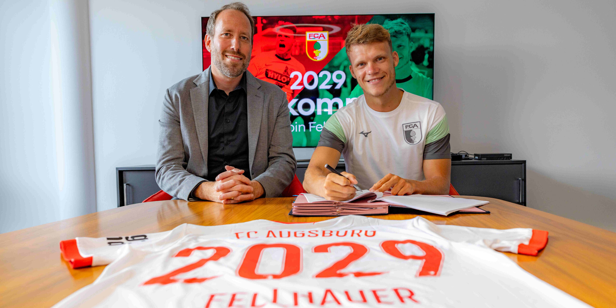 Robin Fellhauer bei seiner Unterschrift beim FC Augsburg.