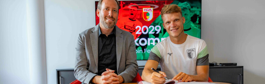 28.06.2025, GER, Fussball, Herren, FC Augsburg, 1. BL, Saison 2024/2025, Neuzugang, Verpflichtung, Fellhauer, Ströll FCA-Geschäftsführer Michael Ströll und Neuzugang Robin Fellhauer bei der Vertragsunterzeichnung. Augsburg *** 28 06 2025, GER, Football, Men, FC Augsburg, 1 BL, Season 2024 2025, New signing, Commitment, Fellhauer, Ströll FCA Managing Director Michael Ströll and new signing Robin Fellhauer at the signing of the contract Augsburg