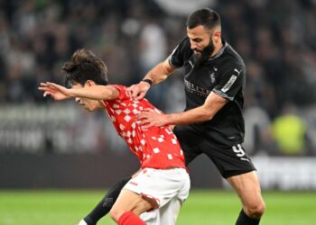 Franck Honorat von Gladbach und Jae-Sung Lee von Mainz 05