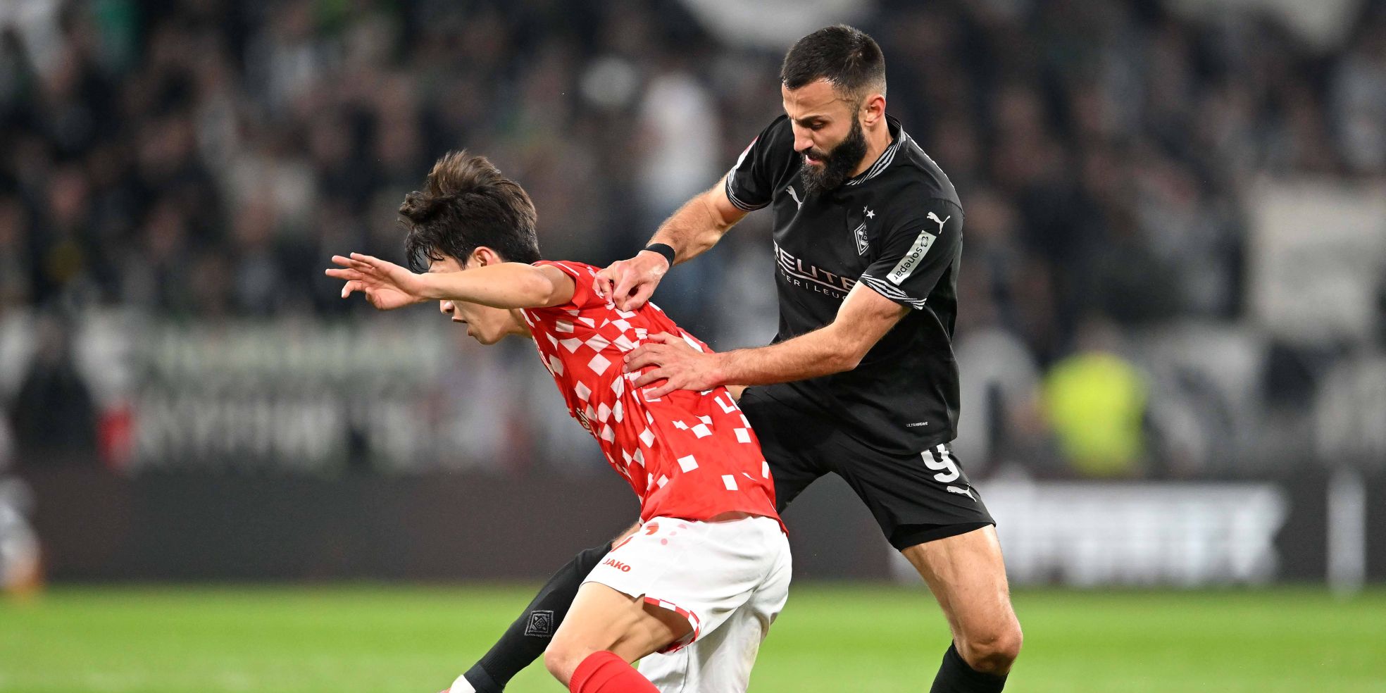 Franck Honorat von Gladbach und Jae-Sung Lee von Mainz 05