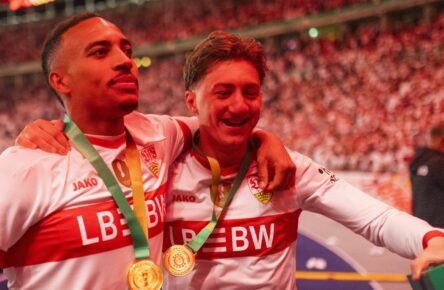 Jamie Leweling vom VfB Stuttgart mit Angelo Stiller
