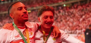 Jamie Leweling vom VfB Stuttgart mit Angelo Stiller
