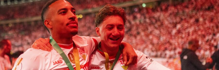 Jamie Leweling vom VfB Stuttgart mit Angelo Stiller