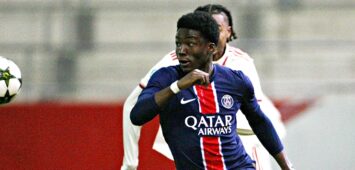 Leverkusen-Neuzugang Axel Tape (Paris Saint-Germain) im Duell gegen den FC Bayern München