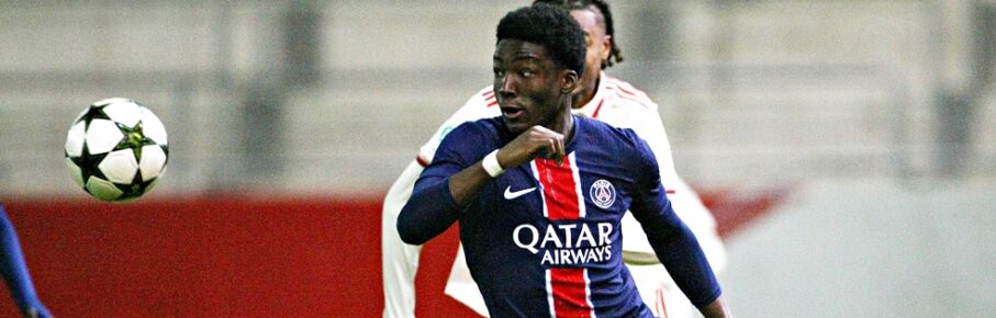 Leverkusen-Neuzugang Axel Tape (Paris Saint-Germain) im Duell gegen den FC Bayern München