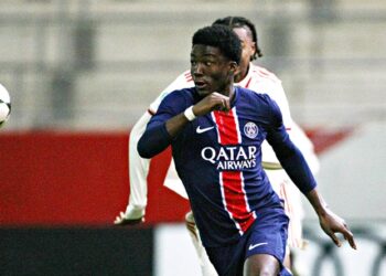 Leverkusen-Neuzugang Axel Tape (Paris Saint-Germain) im Duell gegen den FC Bayern München