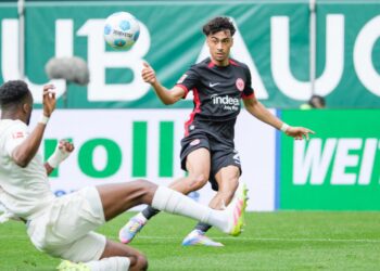 Nathaniel Brown von Eintracht Frankfurt und Chrislain Matsima vom FC Augsburg