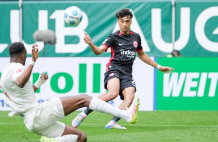 Nathaniel Brown von Eintracht Frankfurt und Chrislain Matsima vom FC Augsburg