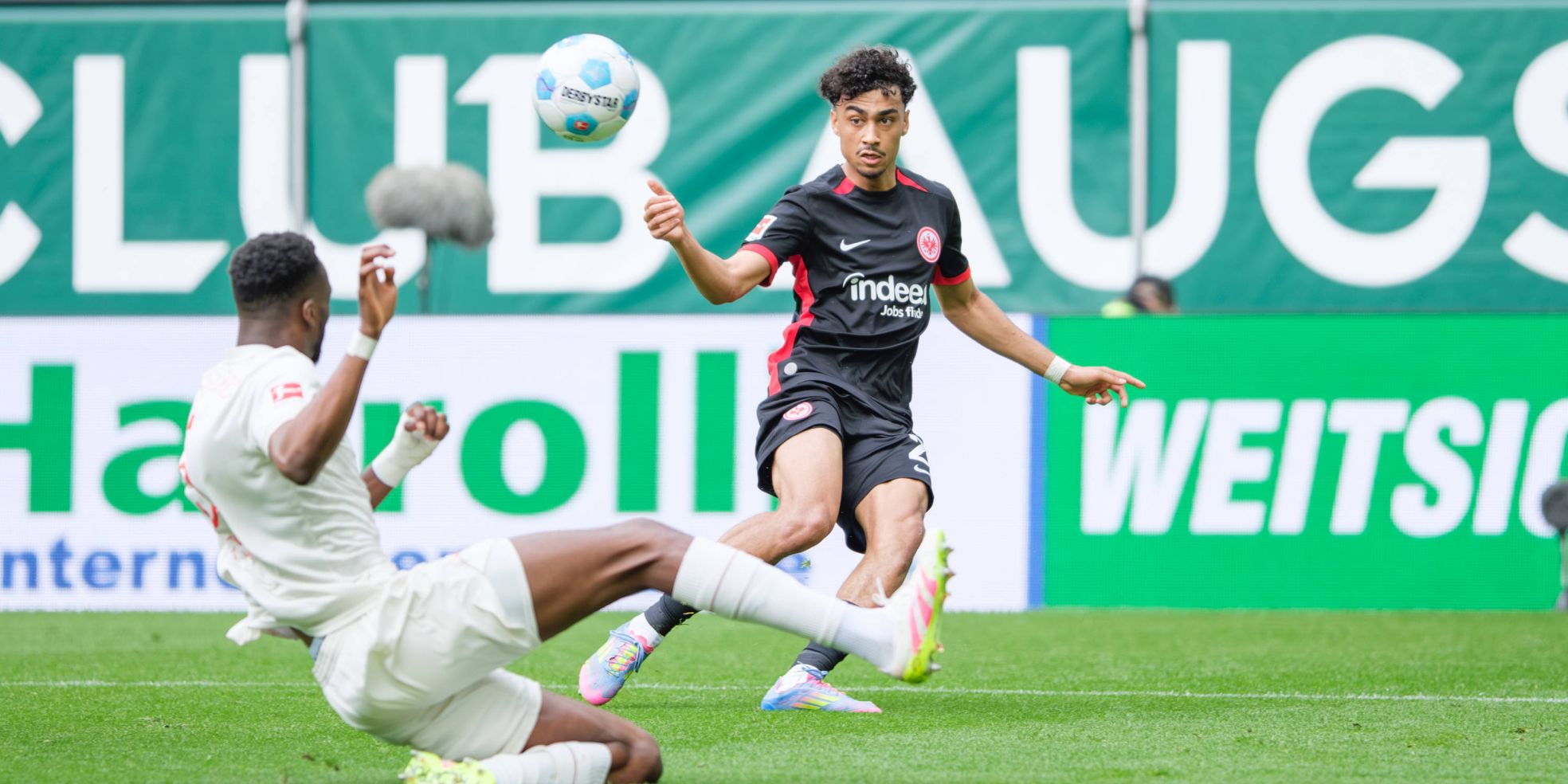 Nathaniel Brown von Eintracht Frankfurt und Chrislain Matsima vom FC Augsburg