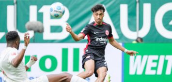 Nathaniel Brown von Eintracht Frankfurt und Chrislain Matsima vom FC Augsburg
