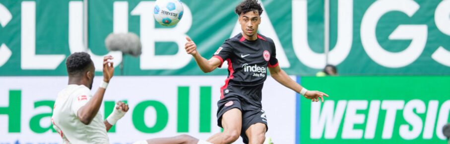 Nathaniel Brown von Eintracht Frankfurt und Chrislain Matsima vom FC Augsburg