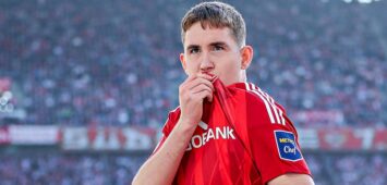 Köln-Neuzugang Isak Johannesson küsst das Wappen von Rivale Fortuna Düsseldorf