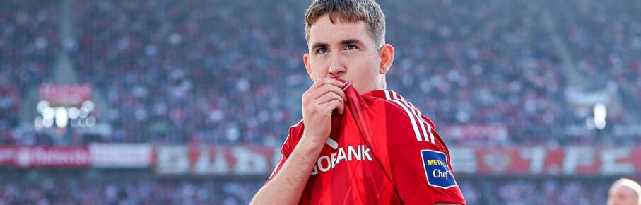 Köln-Neuzugang Isak Johannesson küsst das Wappen von Rivale Fortuna Düsseldorf