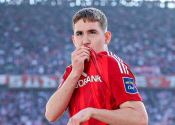 Köln-Neuzugang Isak Johannesson küsst das Wappen von Rivale Fortuna Düsseldorf