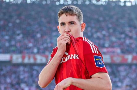 Köln-Neuzugang Isak Johannesson küsst das Wappen von Rivale Fortuna Düsseldorf