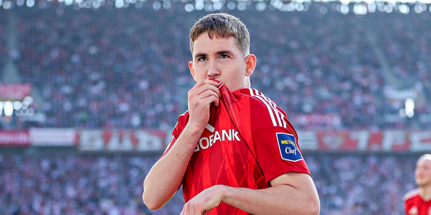 Köln-Neuzugang Isak Johannesson küsst das Wappen von Rivale Fortuna Düsseldorf