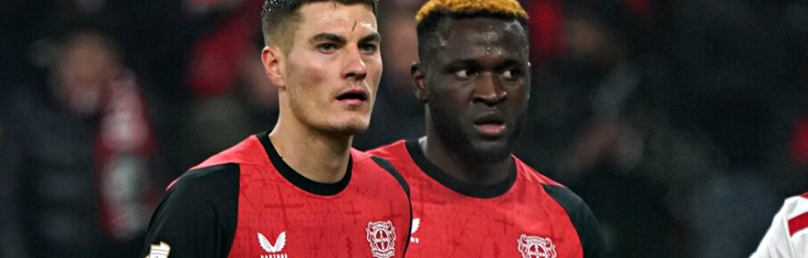 Bayer Leverkusens Stürmer Patrik Schick und Victor Boniface