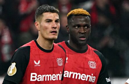 Bayer Leverkusens Stürmer Patrik Schick und Victor Boniface
