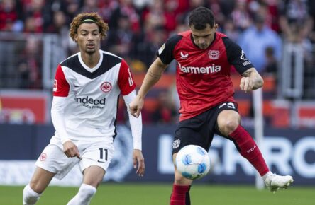 Granit Xhaka von Bayer Leverkusen und Hugo Ekitike von Eintracht Frankfurt