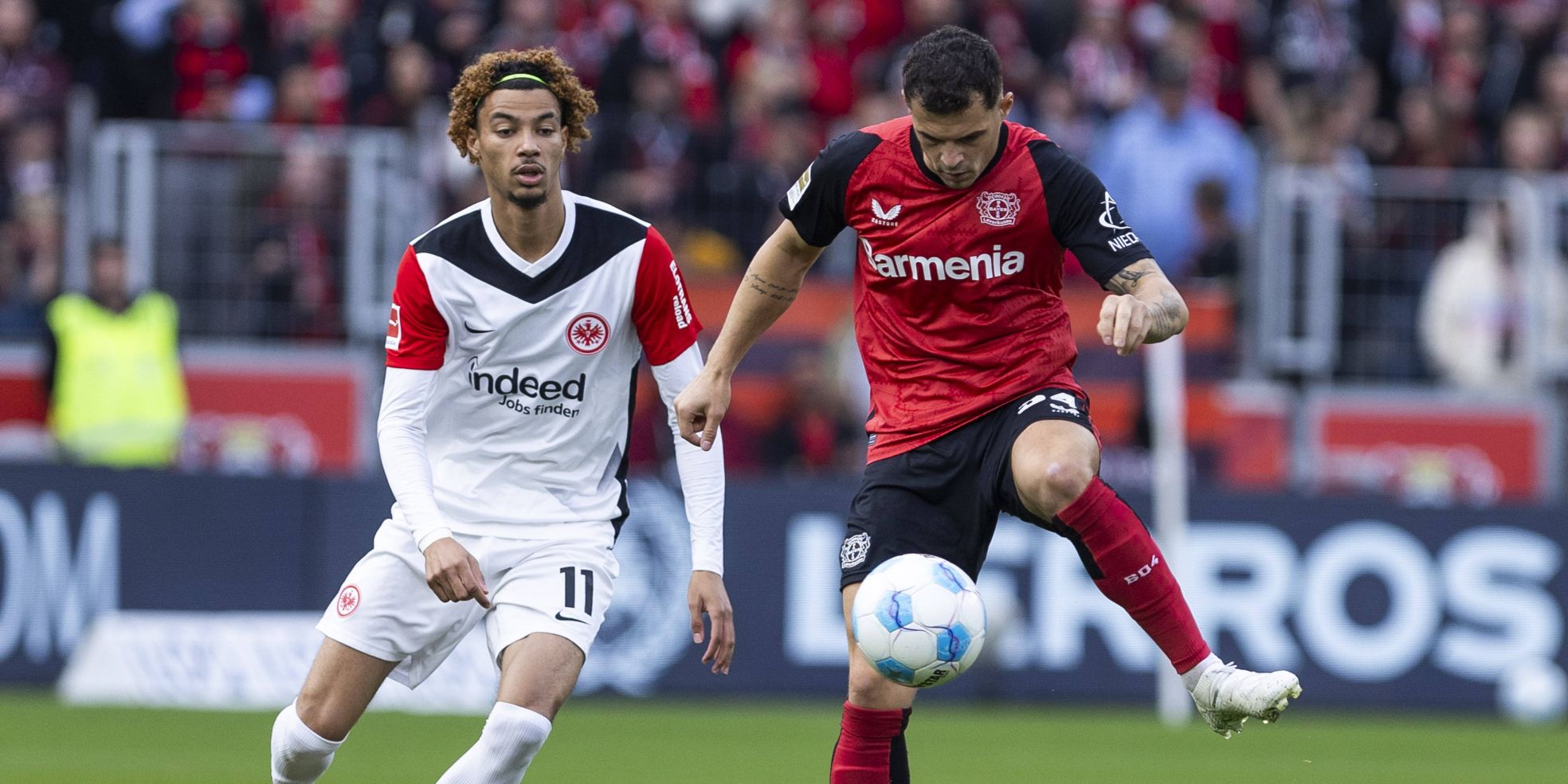 Granit Xhaka von Bayer Leverkusen und Hugo Ekitike von Eintracht Frankfurt