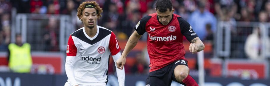 Granit Xhaka von Bayer Leverkusen und Hugo Ekitike von Eintracht Frankfurt